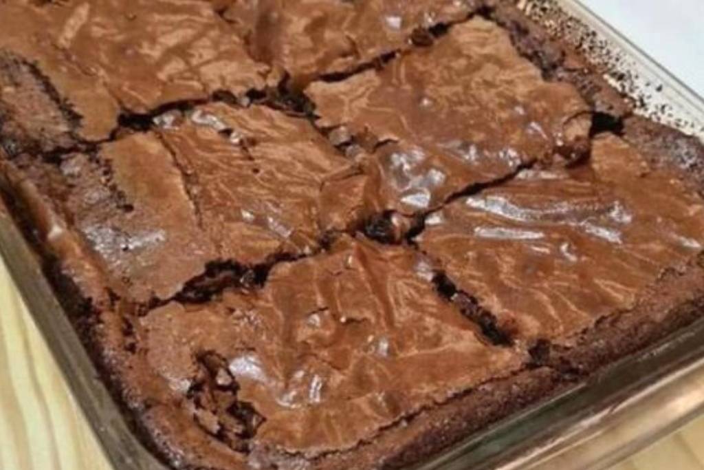 Brownie prático e saboroso, com a casquinha que todos amam Brownie prático e saboroso, com a casquinha que todos amam