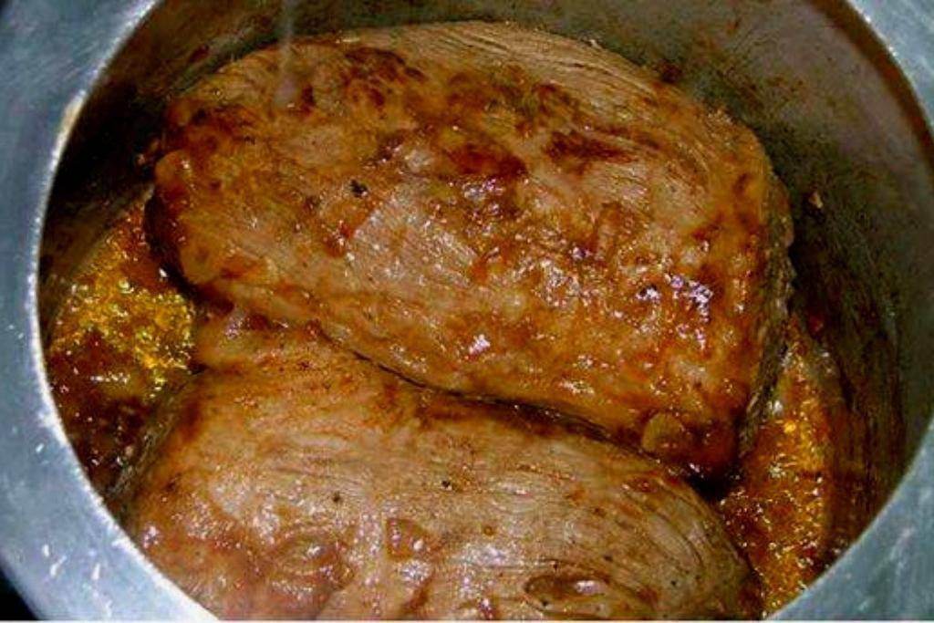 Carne ao vinho na panela de pressão rápida e fica muito suculenta