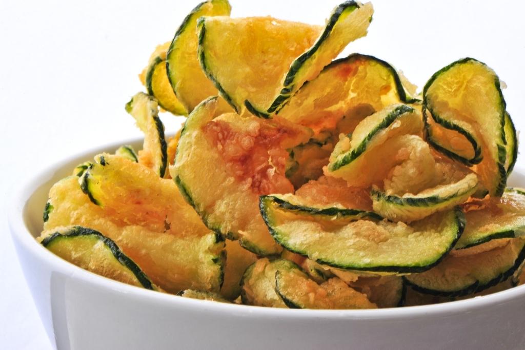 Chips de abobrinha com casquinha crocante, é muito saboroso e saudável Chips de abobrinha com casquinha crocante, é muito saboroso e saudável