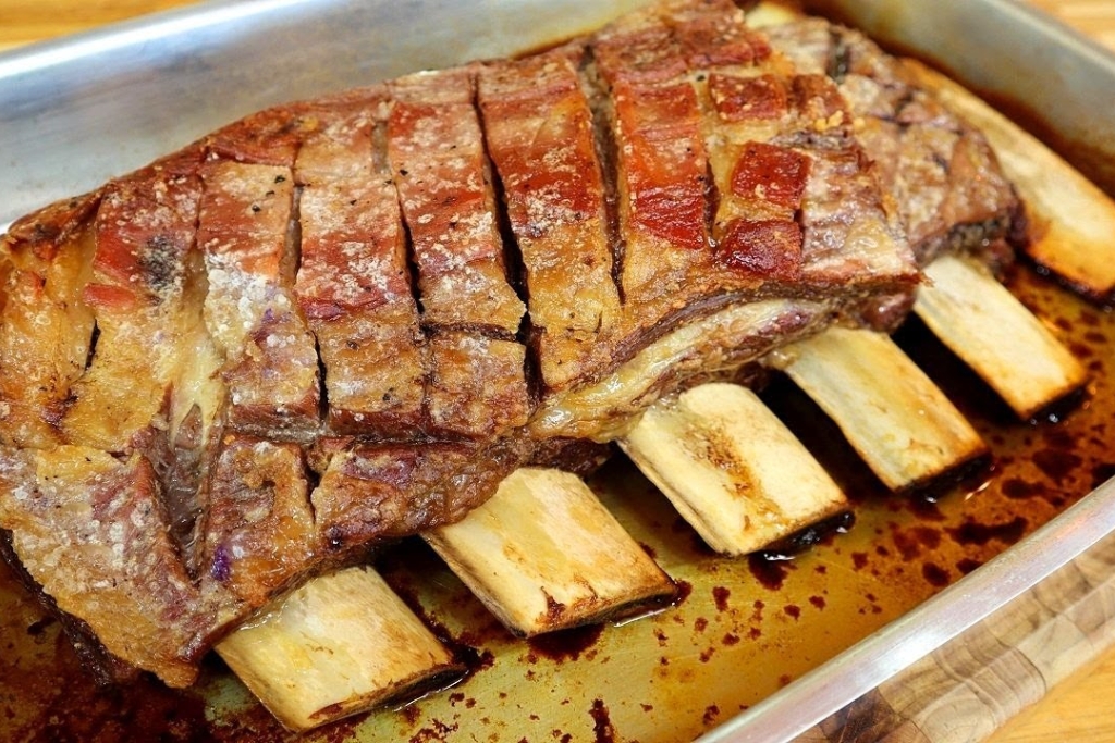 Costela assada no forno fica tão macia que chega a soltar sozinha do osso, uma delícia Costela assada no forno fica tão macia que chega a soltar sozinha do osso, uma delícia