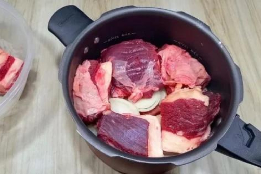 Chester ano novo, essa receita atrai energias positivas para o ano que se inicia Espetinho de churrasco, igual de porta de estádio perfeito para o seu churrasco de ano novo Costela no bafo na panela de pressão que desmancha na boca Coração de frango na panela de pressão, até quem não gosta vai amar A crocância desse filé de peito de frango é tudo de bom! Fígado acebolado suculento, acredito que esse tempero vai ser aprovado por todos Bife na panela de pressão fica bem macio e molinho acebolado é uma delícia Costela assada suculenta, fácil de preparar e com um sabor incrível Pernil no forno, receita muito simples mas é uma maravilha para o almoço de domingo Receita de vaca atolada, é daquelas receitinhas da vovó que são de dar água na boca Costela na panela de pressão com cebola que desmancha na boca