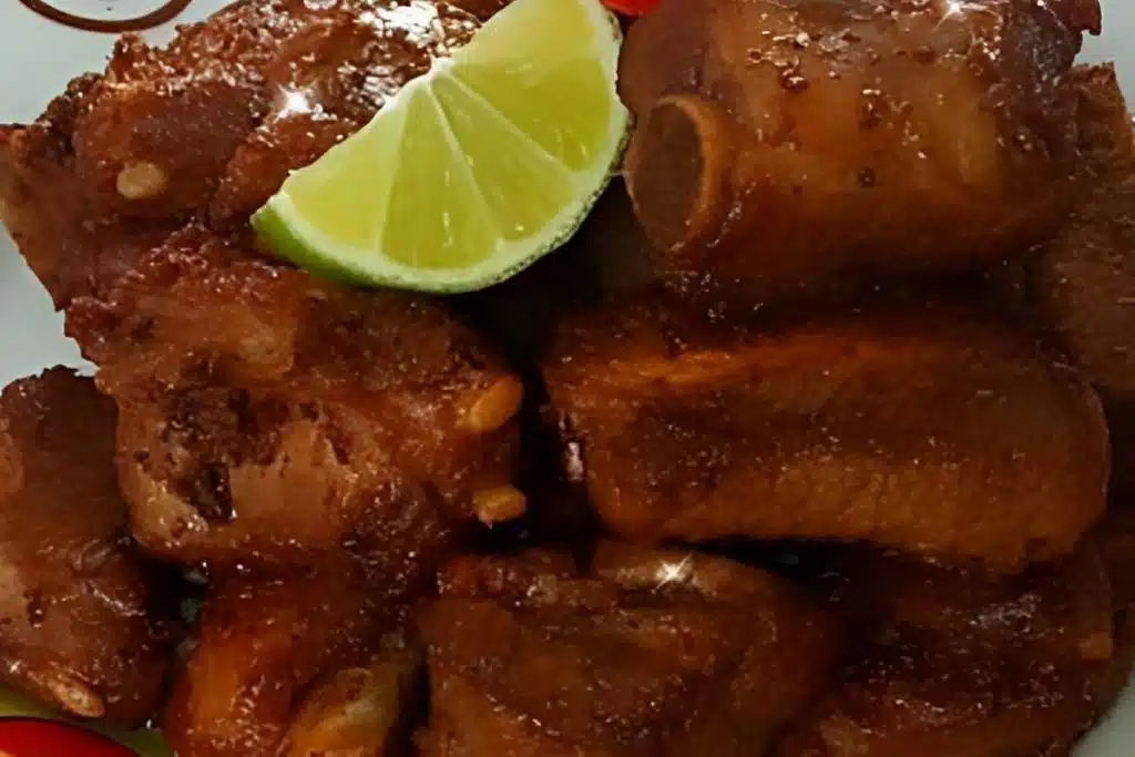 Costelinha de porco frita bem temperadinha, perfeita para o almoço ou jantar Costelinha de porco frita bem temperadinha, perfeita para o almoço ou jantar