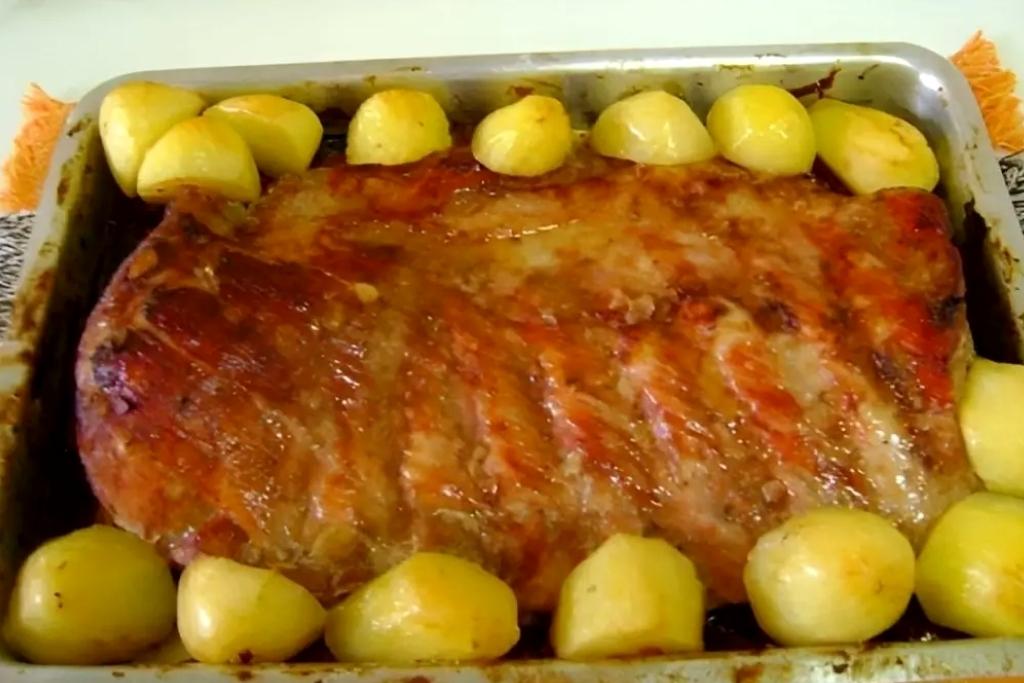 Costelinha de porco no forno com batatas, se deixar, faço ela todo final de semana Costelinha de porco no forno com batatas, se deixar, faço ela todo final de semana