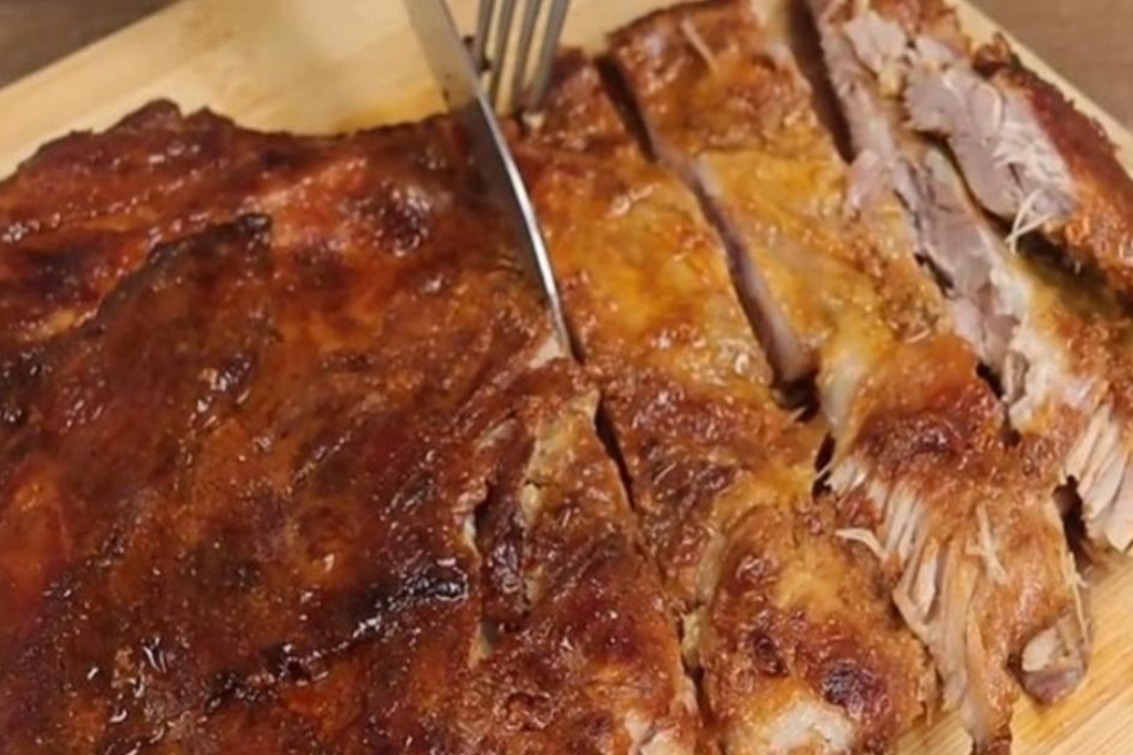 Costelinha suína ao forno é maravilhosa, desmancha na boca de tão macia Costelinha suína ao forno é maravilhosa, desmancha na boca de tão macia