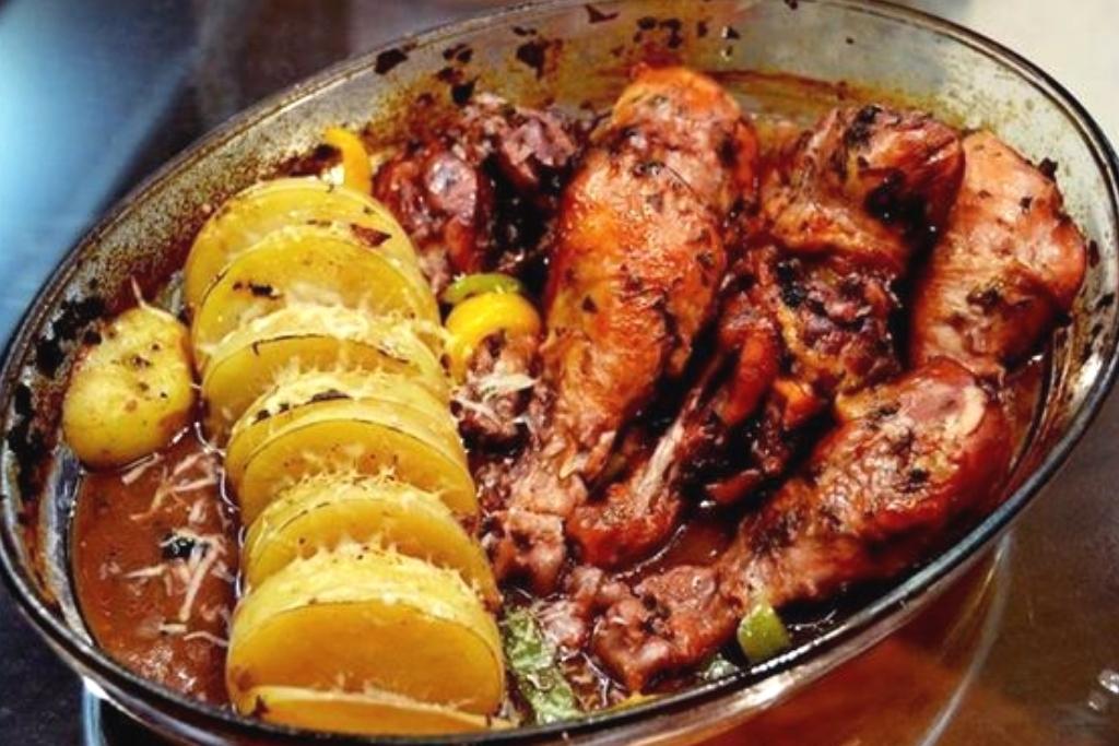 Coxa de frango assada ao vinho, mais gostoso impossível de achar Coxa de frango assada ao vinho, mais gostoso impossível de achar