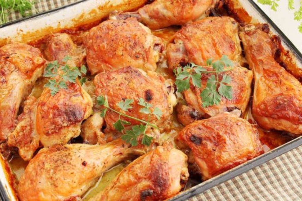 Coxa de frango assada no forno com maionese, receita que todos amam Coxa de frango assada no forno com maionese, receita que todos amam