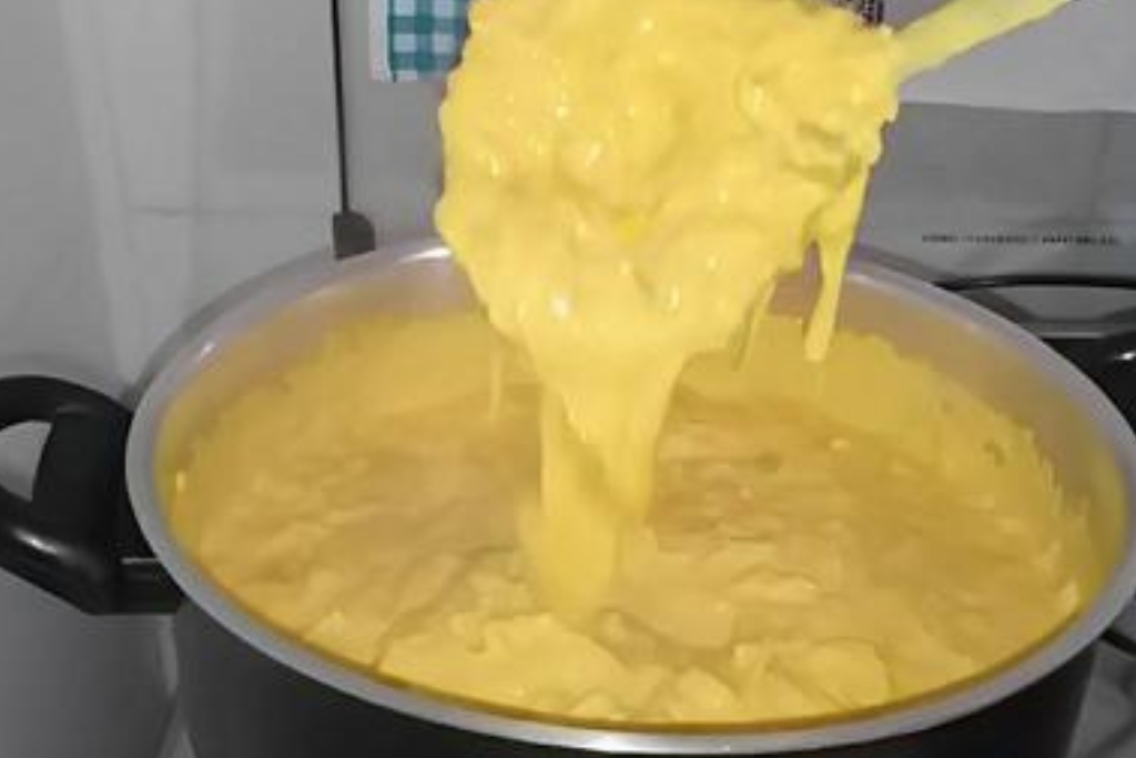 Creme de galinha parece um fricassé de frango, cremoso no ponto certo Creme de galinha parece um fricassé de frango, cremoso no ponto certo