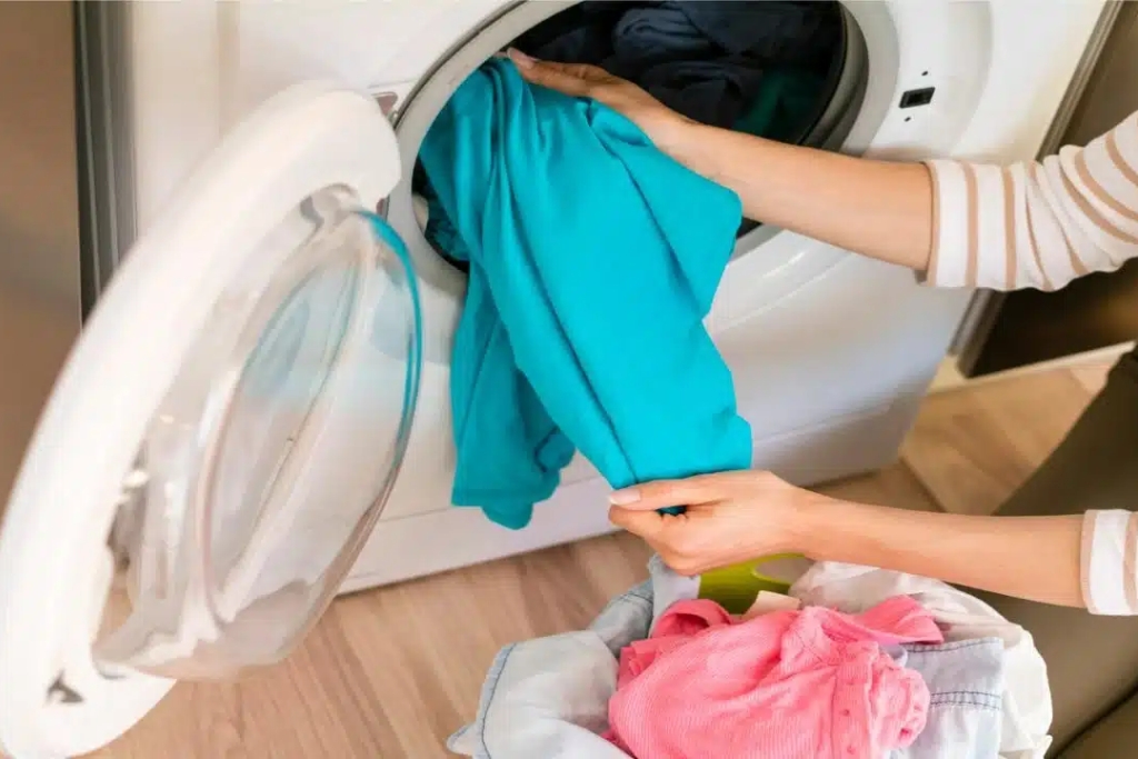Dica caseira para tirar fiapos e bolinhas ao saírem da máquina Dica caseira para tirar fiapos e bolinhas ao saírem da máquina