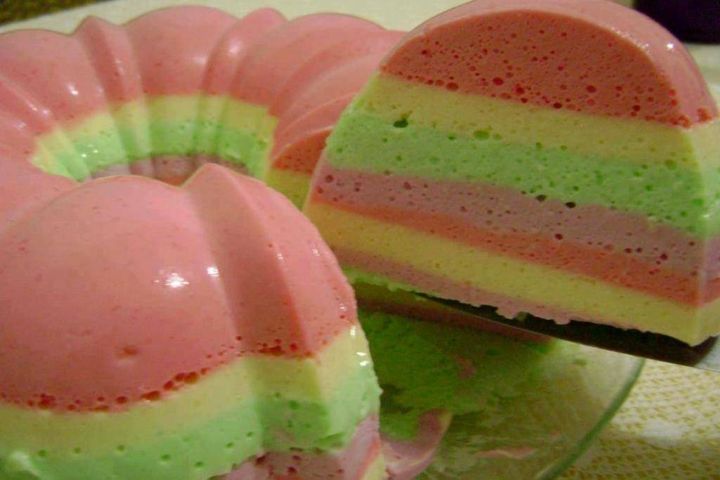 Doce arco-íris, poucos ingredientes e as crianças de todas as idades irão amar Doce arco-íris, poucos ingredientes e as crianças de todas as idades irão amar