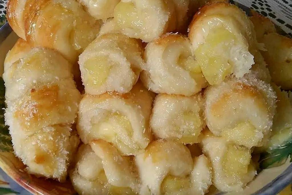 Enroladinho de queijo com cobertura de coco e leite condensado, você vai se apaixonar Enroladinho de queijo com cobertura de coco e leite condensado, você vai se apaixonar
