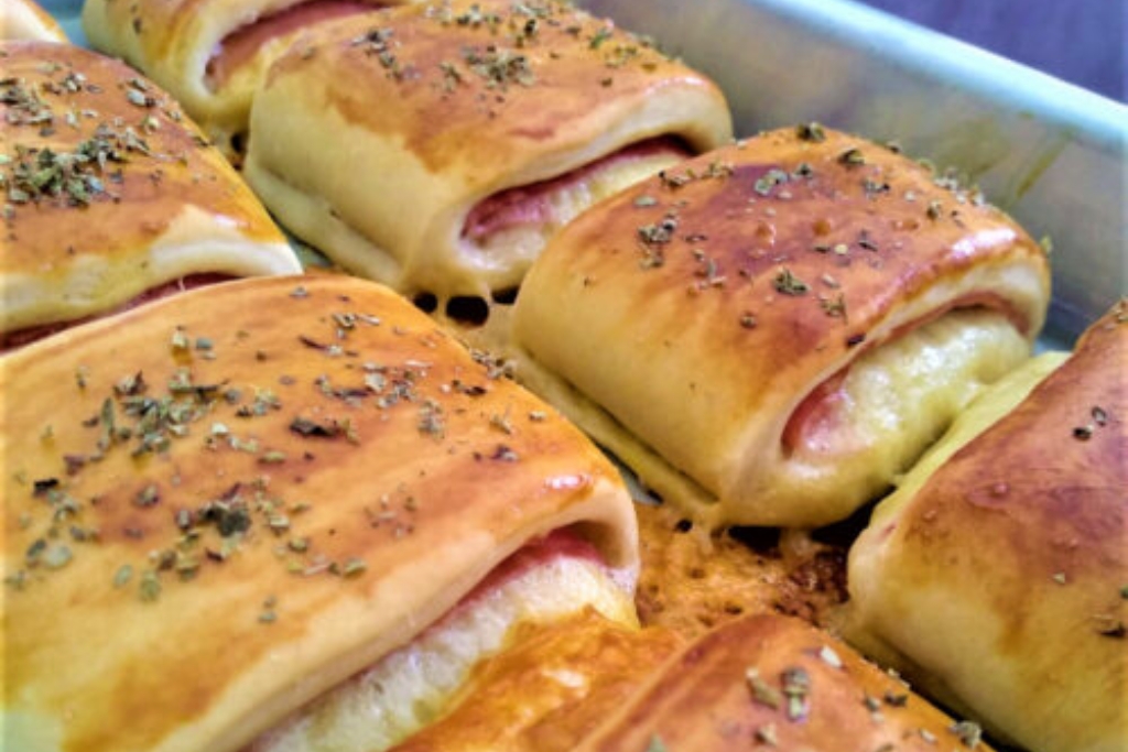 Enrolado de presunto e queijo extremamente saboroso e é difícil encontrar quem não goste Enrolado de presunto e queijo extremamente saboroso e é difícil encontrar quem não goste
