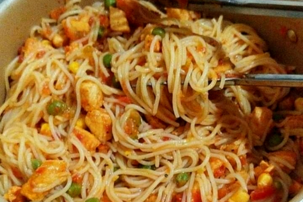 Espaguete com frango simples, rápido de fazer e ficar muito saboroso Espaguete com frango simples, rápido de fazer e ficar muito saboroso