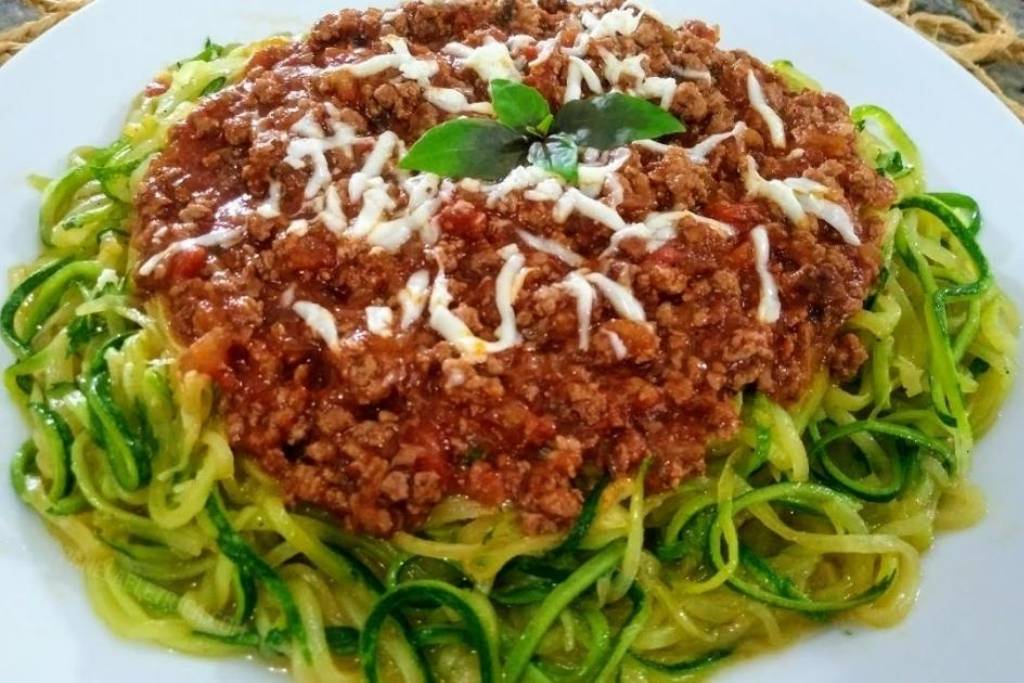 Espaguete de abobrinha com carne moída delicioso Espaguete de abobrinha com carne moída delicioso