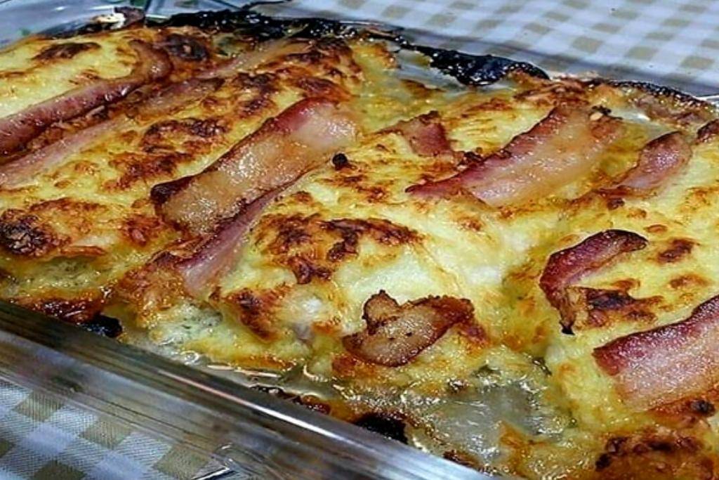 Filé de frango com bacon e queijo parmesão, delicioso e super suculento Filé de frango com bacon e queijo parmesão, delicioso e super suculento