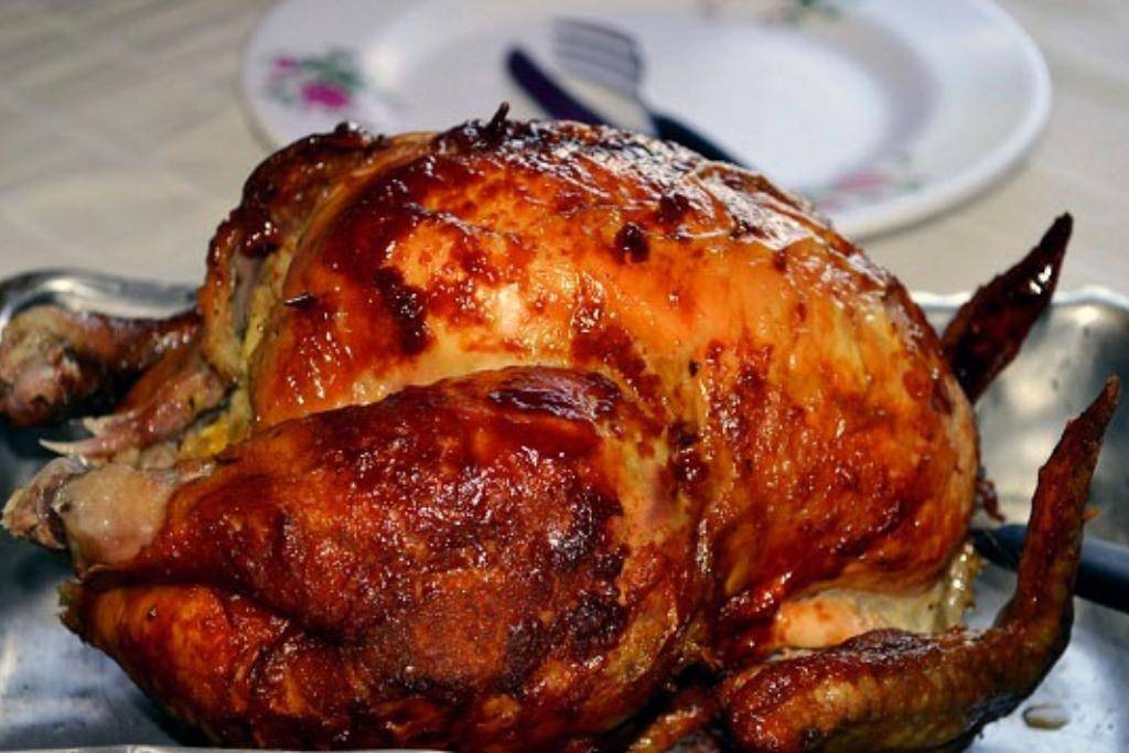 Frango assado feito na panela de pressão, douradinho e suculento Frango assado feito na panela de pressão, douradinho e suculento