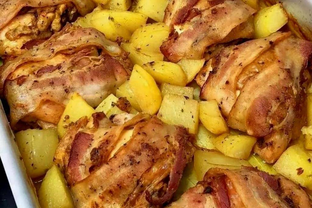 Frango com bacon e batatas, já pensou esse frango no almoço da família? Frango com bacon e batatas, já pensou esse frango no almoço da família?