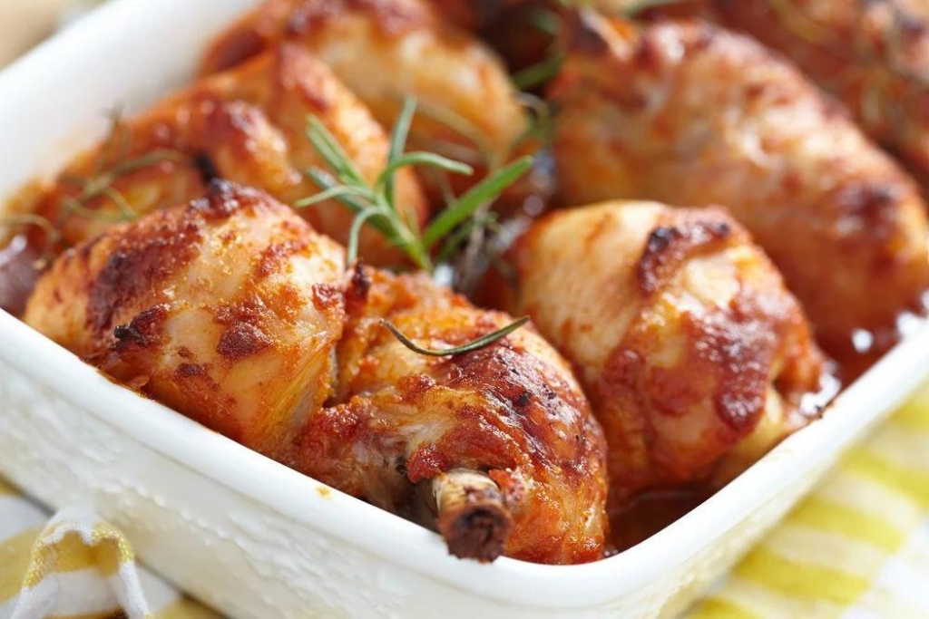 Frango com maionese fica muito suculento e saboroso Frango com maionese fica muito suculento e saboroso