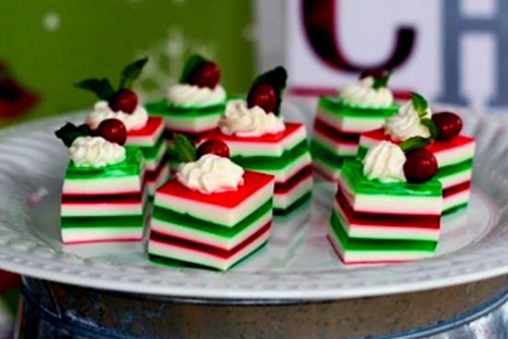 Gelatina de natal, sobremesa em camada que vai conquista todos seus convidados Gelatina de natal, sobremesa em camada que vai conquista todos seus convidados