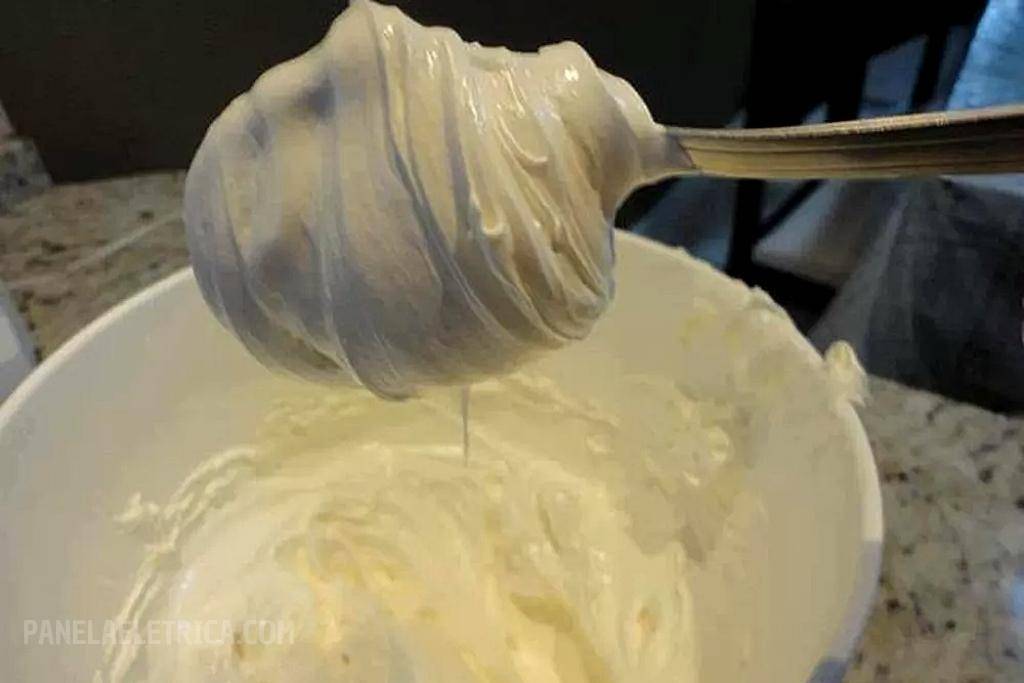 Glacê de leite condensado para rechear e cobrir bolos é barato e rende bastante Glacê de leite condensado para rechear e cobrir bolos é barato e rende bastante