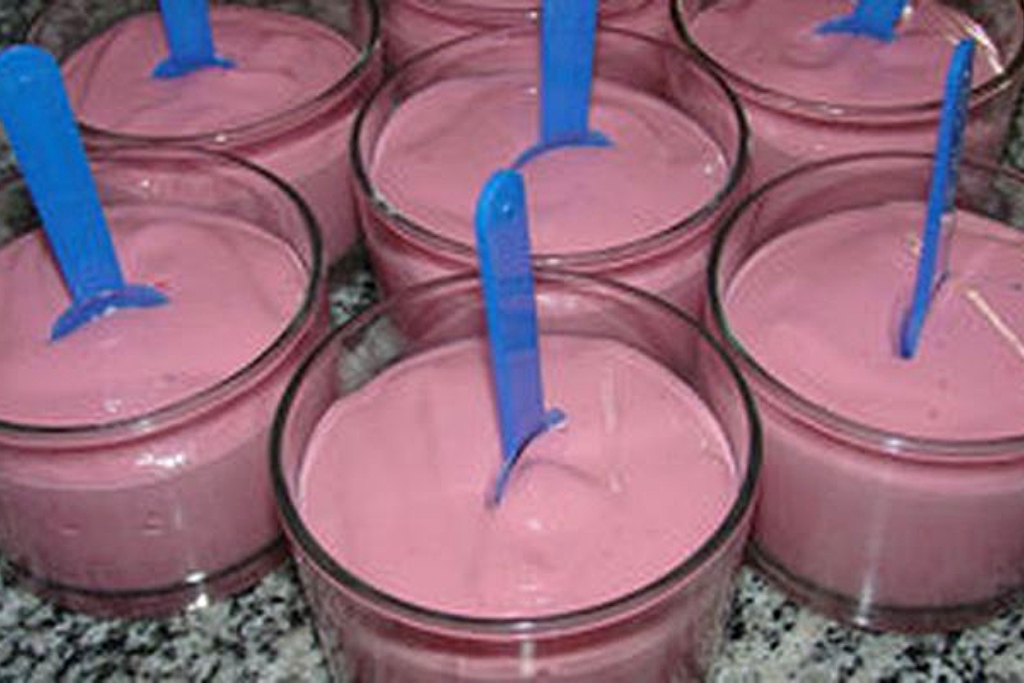 Iogurte Caseiro de Morango cremoso igualzinho aos feitos no Sítio Iogurte Caseiro de Morango cremoso igualzinho aos feitos no Sítio