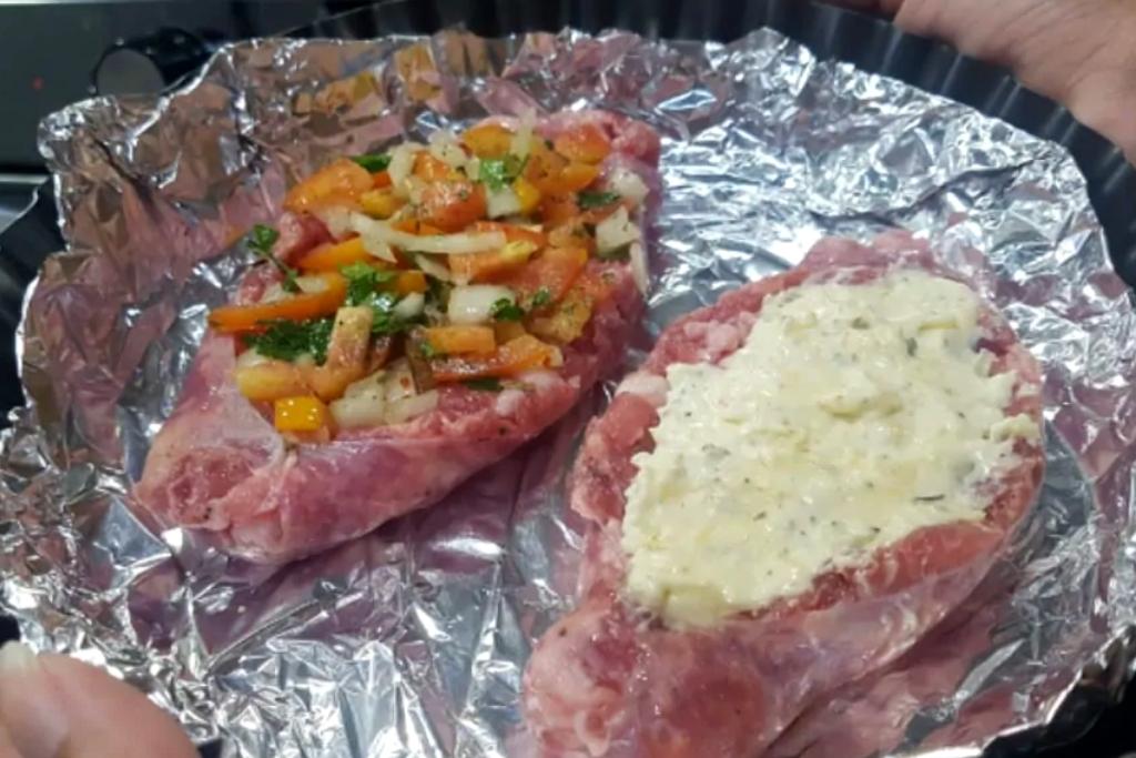 Linguiça com vinagrete e creme de queijo, faça essa maravilha assim Linguiça com vinagrete e creme de queijo, faça essa maravilha assim