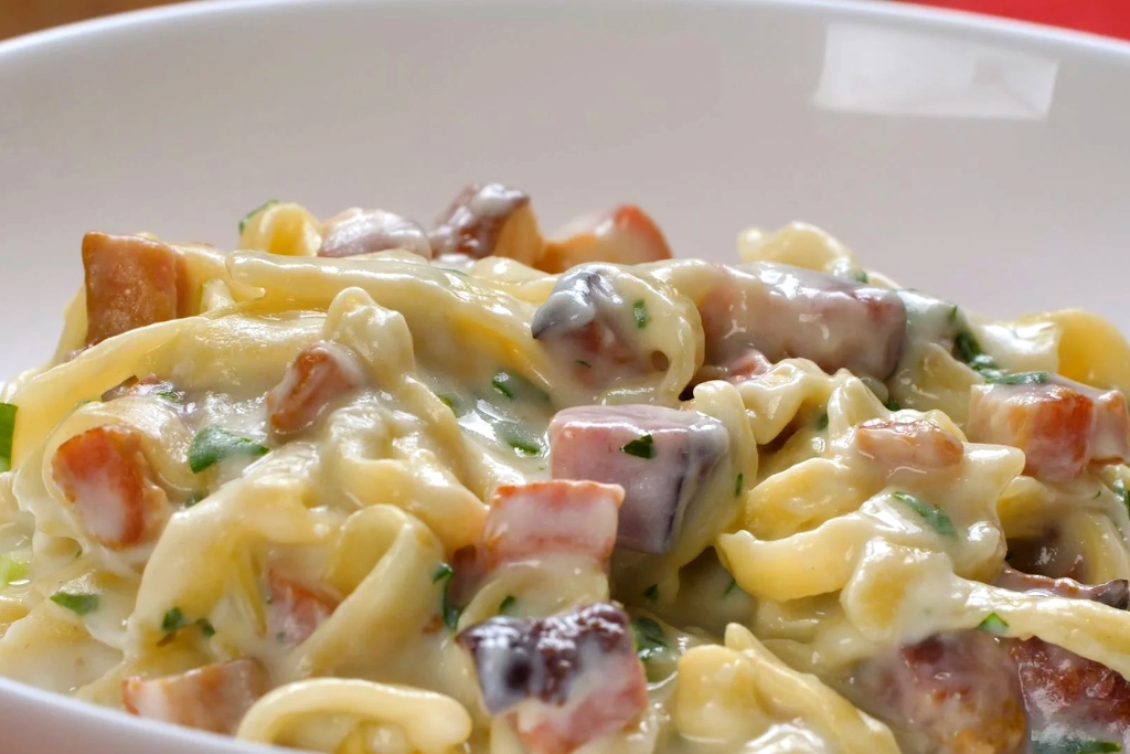 Macarrão com bacon e molho branco, tão delicioso que você não vai acreditar Macarrão com bacon e molho branco, tão delicioso que você não vai acreditar