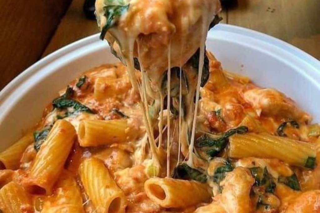 Macarrão com molho napolitano, queijo mussarela e manjericão um prato típico italiano pasta que fica magnifico Macarrão com molho napolitano, queijo mussarela e manjericão um prato típico italiano pasta que fica magnifico