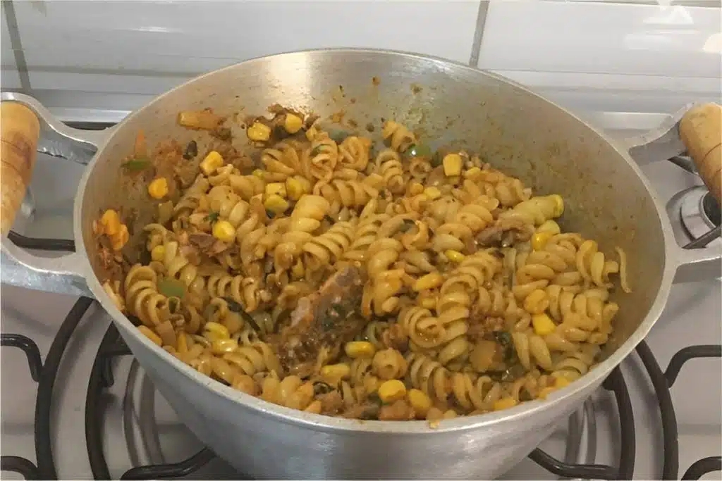 Macarrão com sardinha simples e fácil feito com ingredientes que você tem no armário Macarrão com sardinha simples e fácil feito com ingredientes que você tem no armário