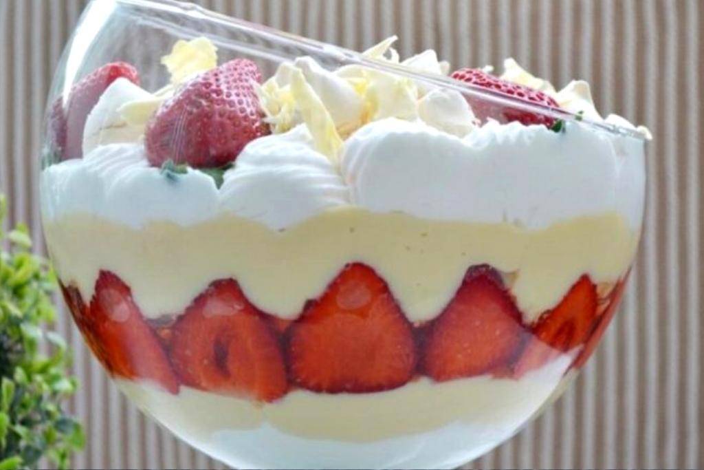 Merengue de morango com creme na travessa receita sensacional Merengue de morango com creme na travessa receita sensacional