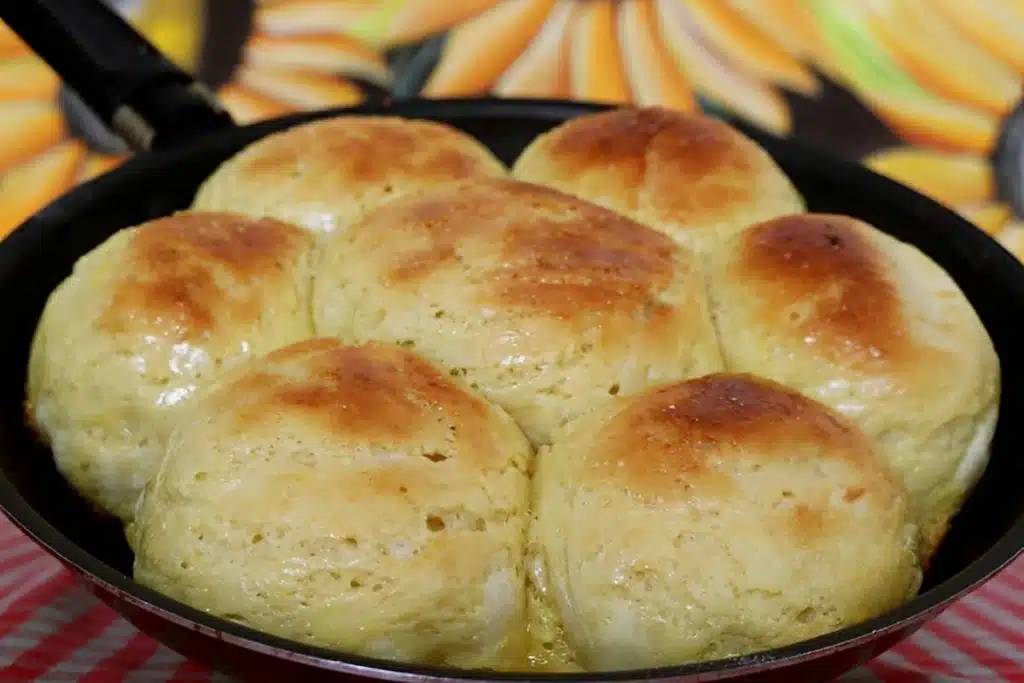 O pão de frigideira pronto em 30 minutos é a opção prática e fácil de fazer quando bate vontade de comer um pãozinho O pão de frigideira pronto em 30 minutos é a opção prática e fácil de fazer quando bate vontade de comer um pãozinho