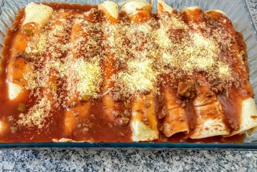 Panqueca de carne moída com um recheio extremamente suculento e saboroso Panqueca de carne moída com um recheio extremamente suculento e saboroso