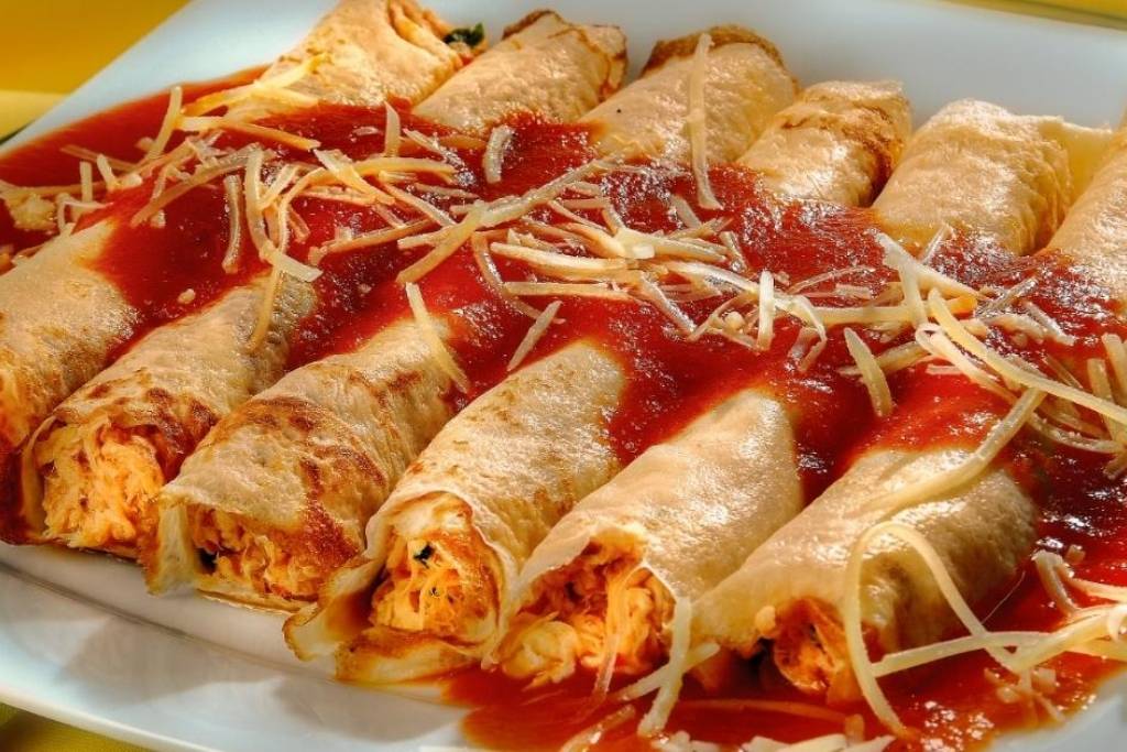 Panqueca de frango é perfeita para qualquer refeição, você pode variar os recheios Panqueca de frango é perfeita para qualquer refeição, você pode variar os recheios