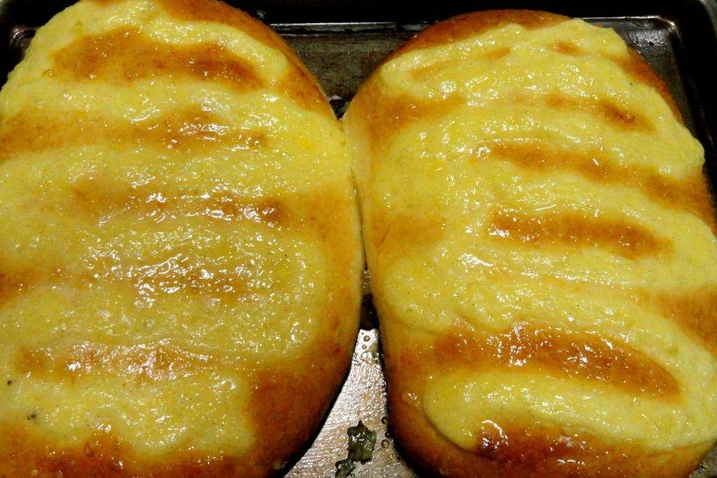 Pão com creme de confeiteiro, não tem café da manhã mais perfeito Pão com creme de confeiteiro, não tem café da manhã mais perfeito
