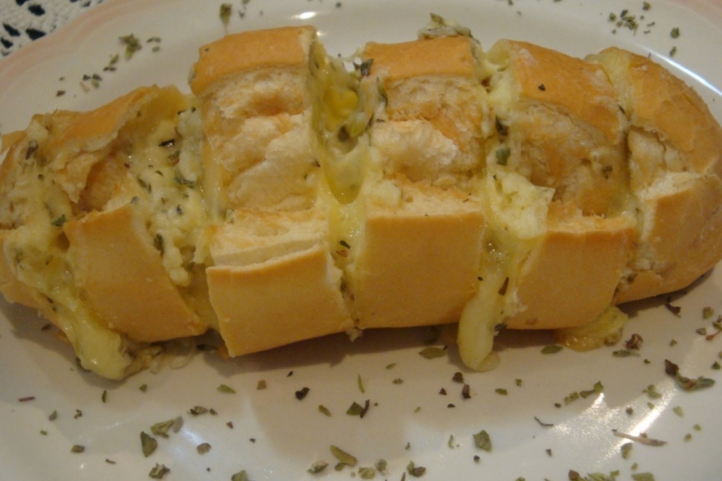 Pão de alho cremoso, sabemos que esse é um dos acompanhamentos queridinhos dos brasileiros Pão de alho cremoso, sabemos que esse é um dos acompanhamentos queridinhos dos brasileiros