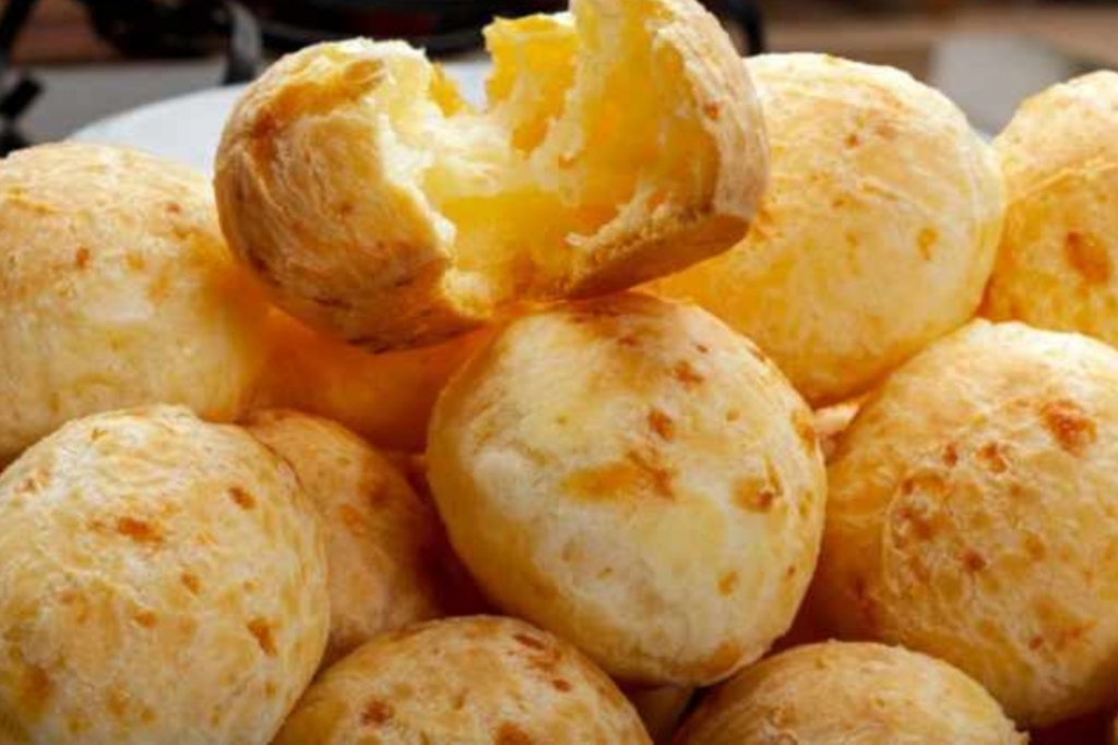 Pão de queijo de liquidificador mega fácil! Pão de queijo de liquidificador mega fácil!