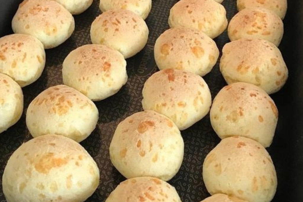 Pão de queijo fácil, crocante por fora e macio por dentro perfeito para o lanche ou o café Pão de queijo fácil, crocante por fora e macio por dentro perfeito para o lanche ou o café