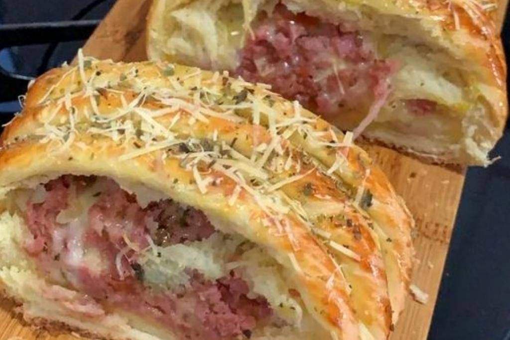 Pão recheado com calabresa e muçarela, você ficará viciante nesse pão Pão recheado com calabresa e muçarela, você ficará viciante nesse pão