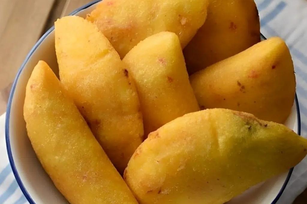 Pastel de mandioca recheado com carne, as crianças amam Pastel de mandioca recheado com carne, as crianças amam