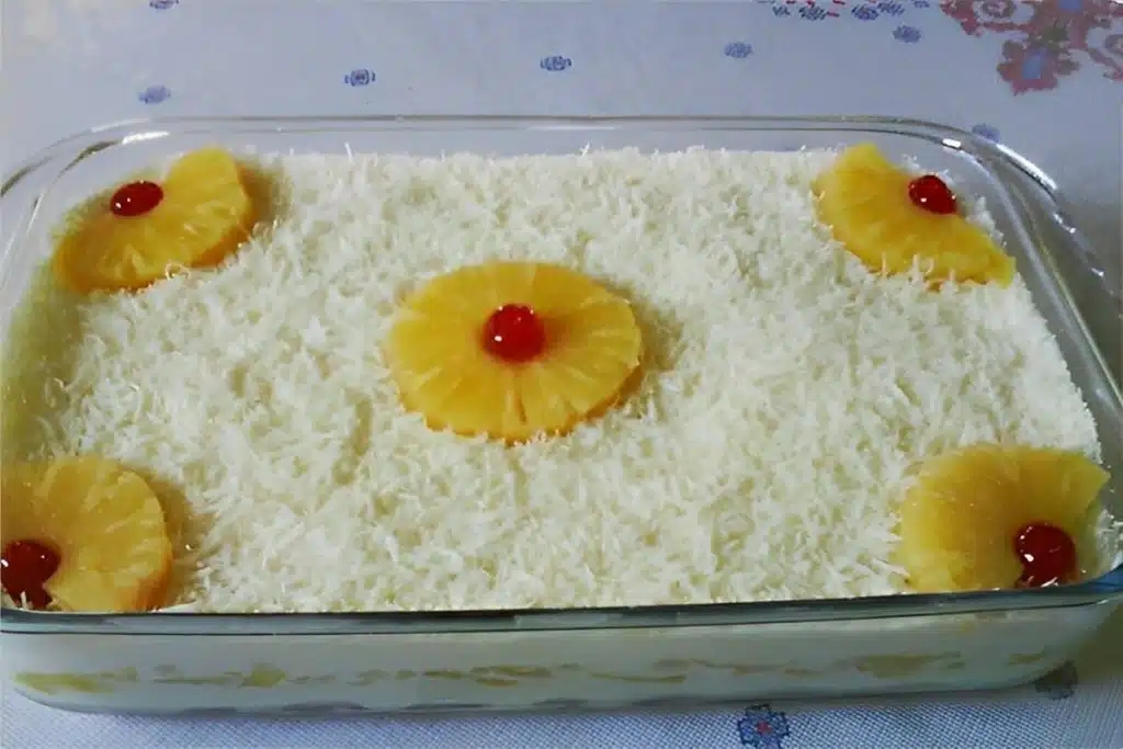 Pavê de abacaxi fácil e cremoso, uma sobremesa perfeita para o final de semana Pavê de abacaxi fácil e cremoso, uma sobremesa perfeita para o final de semana