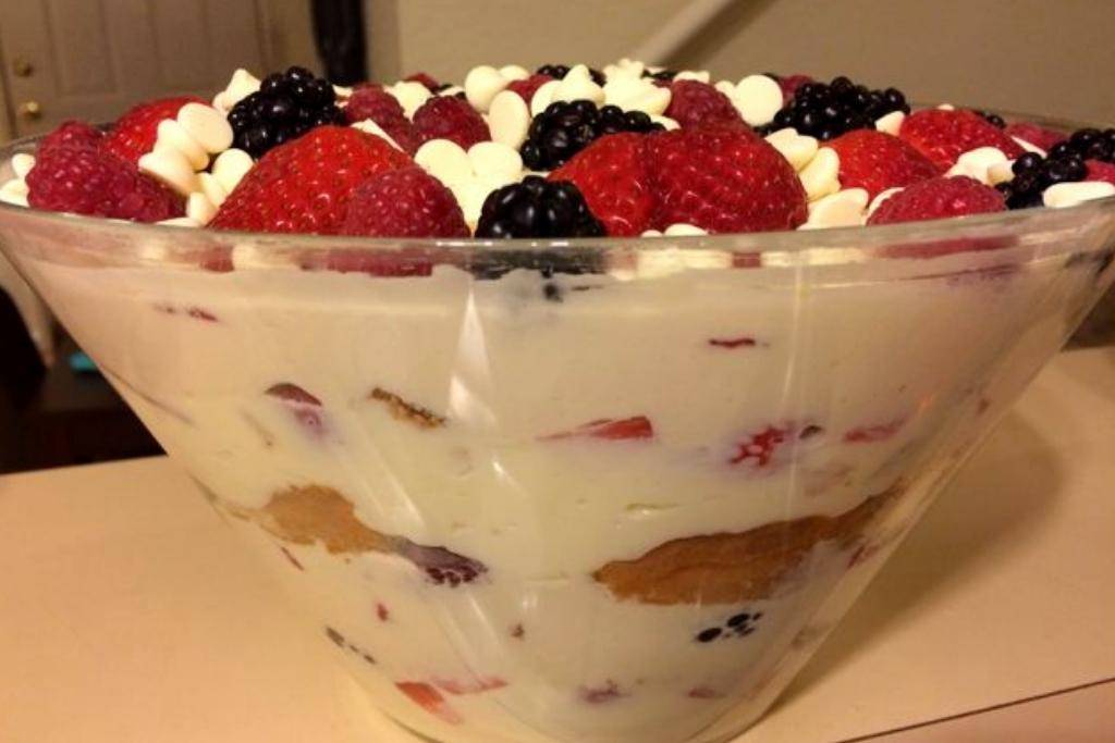 Pavê de chocolate branco e frutas vermelhas, sua festa de fim de ano garantida Pavê de chocolate branco e frutas vermelhas, sua festa de fim de ano garantida