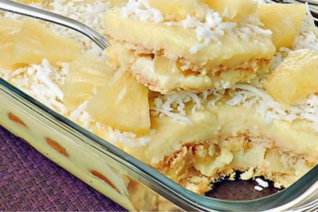 Pavê de gelatina com abacaxi é uma sobremesa muito famosa e apreciada por todo mundo! É muito leve, cremoso e super refrescante Pavê de gelatina com abacaxi é uma sobremesa muito famosa e apreciada por todo mundo! É muito leve, cremoso e super refrescante