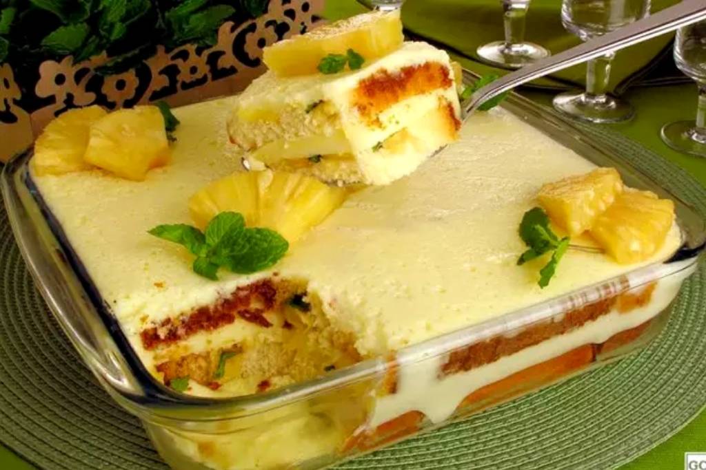 Pavê de gelatina com abacaxi, fácil, pratico e super delicioso pra hoje Pavê de gelatina com abacaxi, fácil, pratico e super delicioso pra hoje