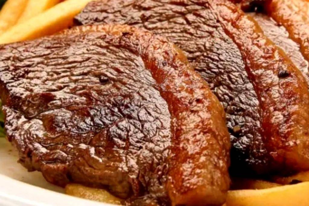 Picanha na manteiga com alho, perfeita para churrascos com amigos Picanha na manteiga com alho, perfeita para churrascos com amigos