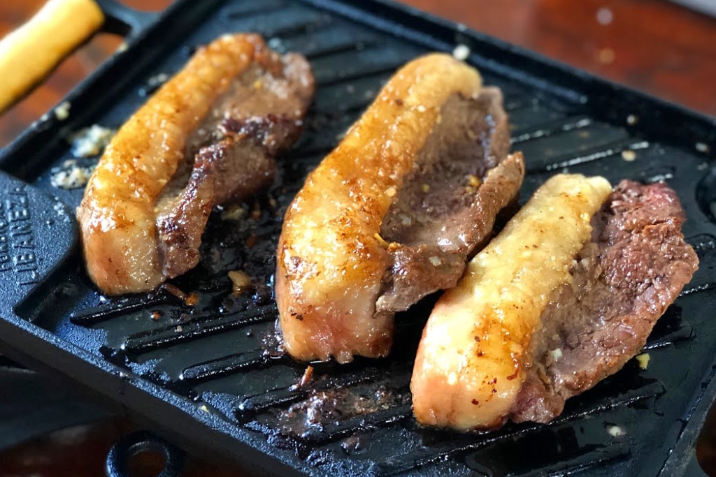Picanha no alho e manteiga, perfeita para servir num almoço de fim de semana ou em uma ocasião especial Picanha no alho e manteiga, perfeita para servir num almoço de fim de semana ou em uma ocasião especial