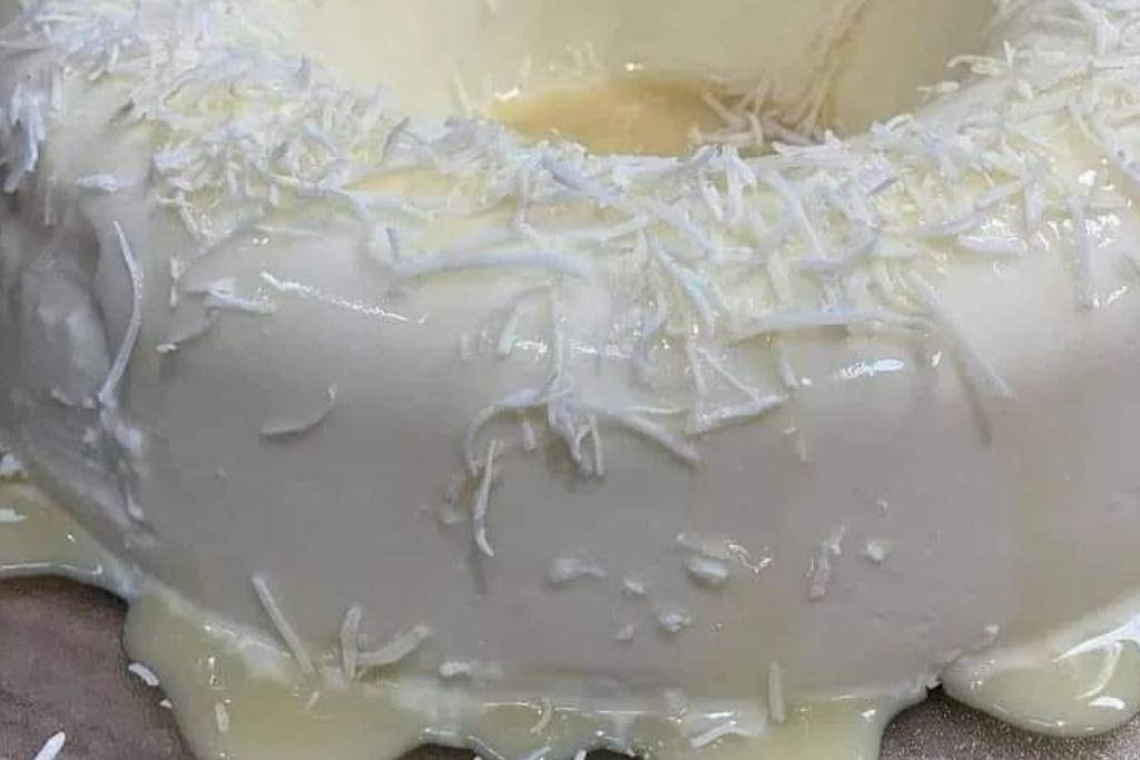Pudim de coco cremoso, não vai ao forno e é perfeita para servir na ceia de natal Pudim de coco cremoso, não vai ao forno e é perfeita para servir na ceia de natal