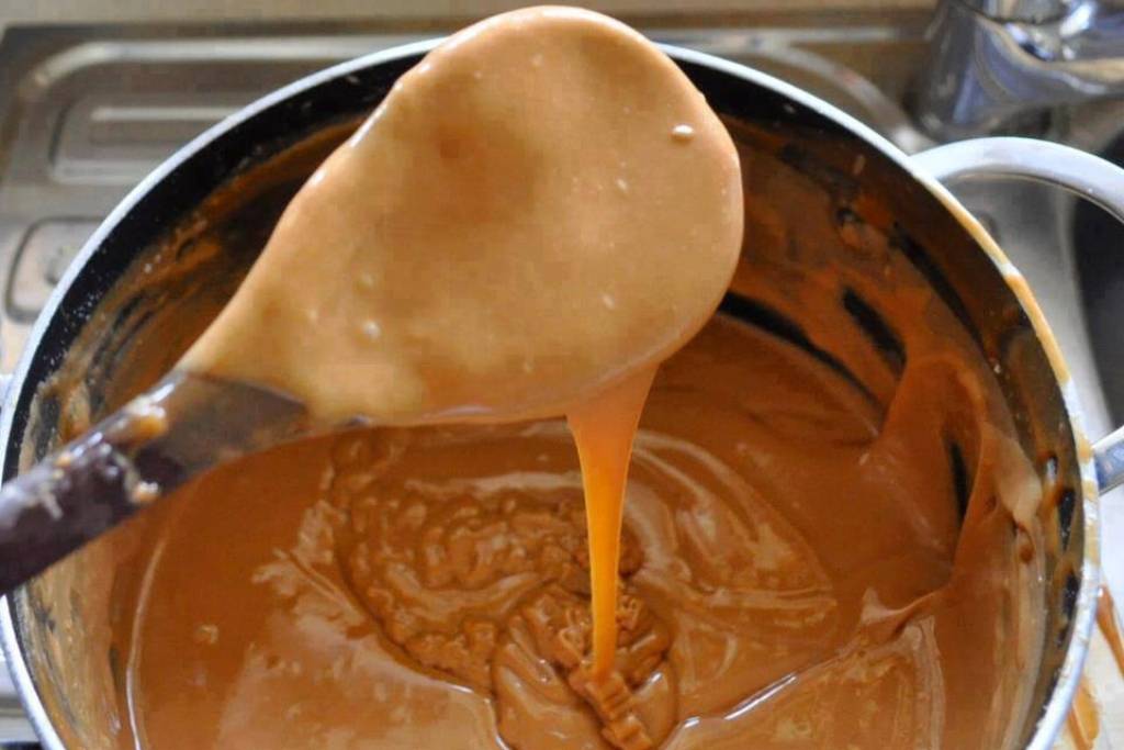 Receita deliciosa de doce de leite caseiro fácil com apenas 2 ingredientes Receita deliciosa de doce de leite caseiro fácil com apenas 2 ingredientes
