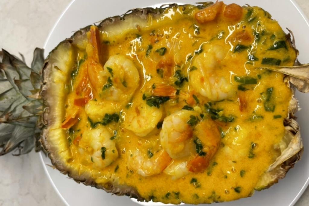 Receita perfeita de camarão no abacaxi, com o modo de preparo do masterchef Receita perfeita de camarão no abacaxi, com o modo de preparo do masterchef