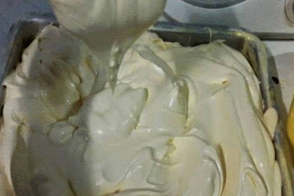 Recheio mousse de maracujá, delicioso e refrescante, perfeito pra rechear seus bolos Recheio mousse de maracujá, delicioso e refrescante, perfeito pra rechear seus bolos