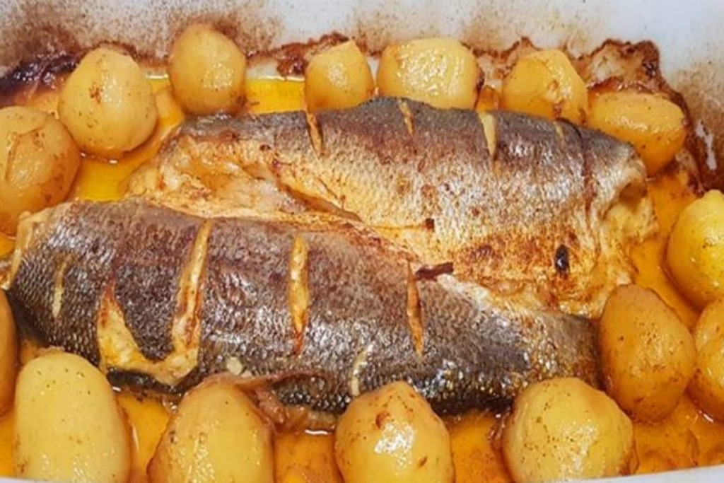 Robalo com batatinhas no forno, receita perfeita para você que quer impressionar sua família Robalo com batatinhas no forno, receita perfeita para você que quer impressionar sua família