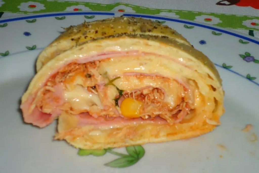 Rocambole salgado, simplesmente delicioso com massa super macia Rocambole salgado, simplesmente delicioso com massa super macia